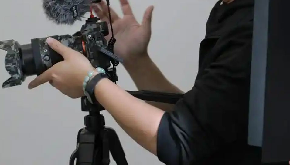 工厂视频拍摄团队：光影间的工业叙事者